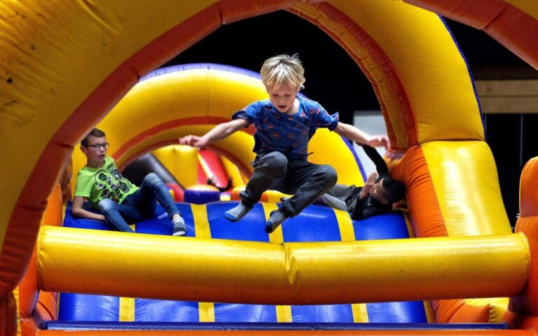 Mega Indoor Springkussen Festival — Muziek in Groningen